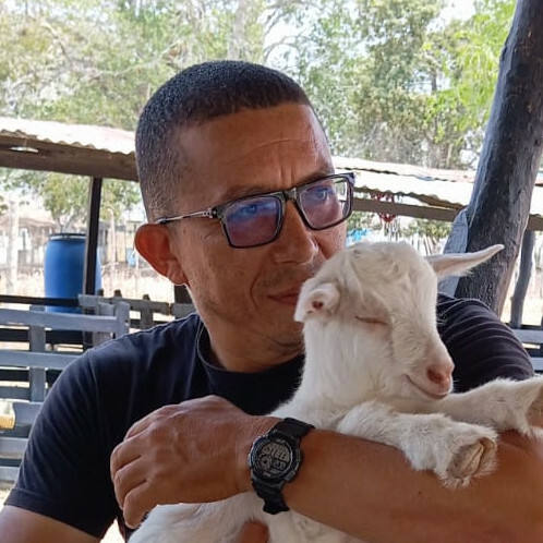Moises ... 
Fundador de Utopia Hircus. Licenciado en ciencias agropecuarias, especialista en cría ovino caprina, responsable del bienestar y desarrollo de los rebaños.
